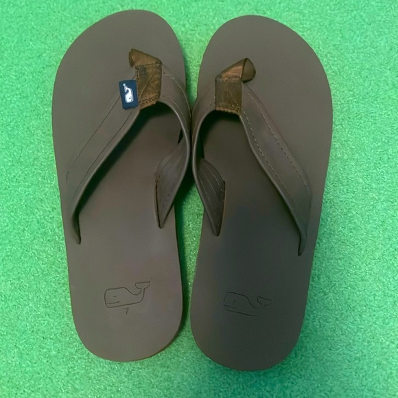 Vineyard Vines Contoured Leather Flip Flops - Picture 1 of 5